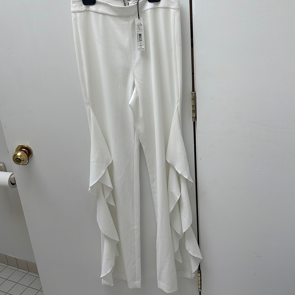 Alice and Olivia white pants with side slit. New with tags. Size 4.